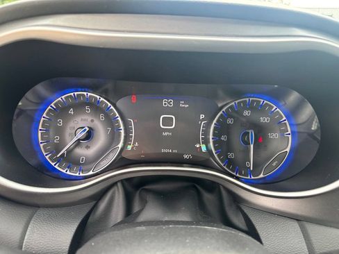 Used 2024 Chrysler Pacifica Touring-L FWD image 2