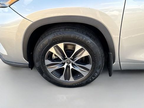 Used 2022 Toyota Highlander XLE image 29