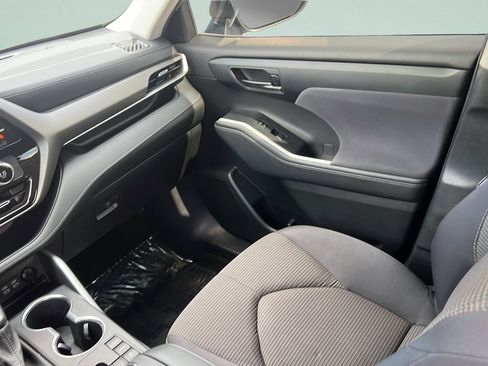 Used 2023 Toyota Highlander LE FWD image 13