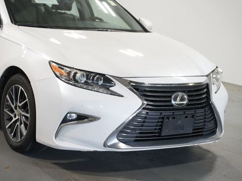 Used 2017 Lexus ES 350 w/ Luxury Package image 4