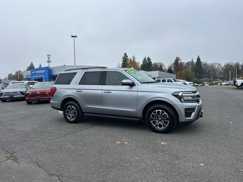 Used 2024 Ford Expedition XLT image 7