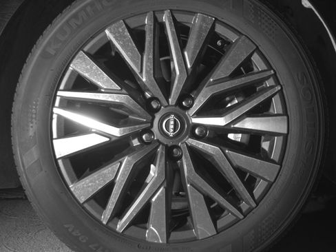 Used 2025 Nissan Altima 2.5 SV FWD image 13