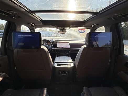 New 2025 Chevrolet Suburban High Country image 35