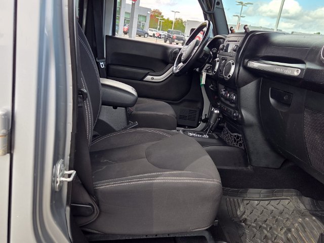 Used 2015 Jeep Wrangler Unlimited Rubicon w/ Connectivity Group AWD/4WD image 17