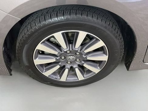 Used 2020 Toyota Sienna Limited Premium FWD image 35