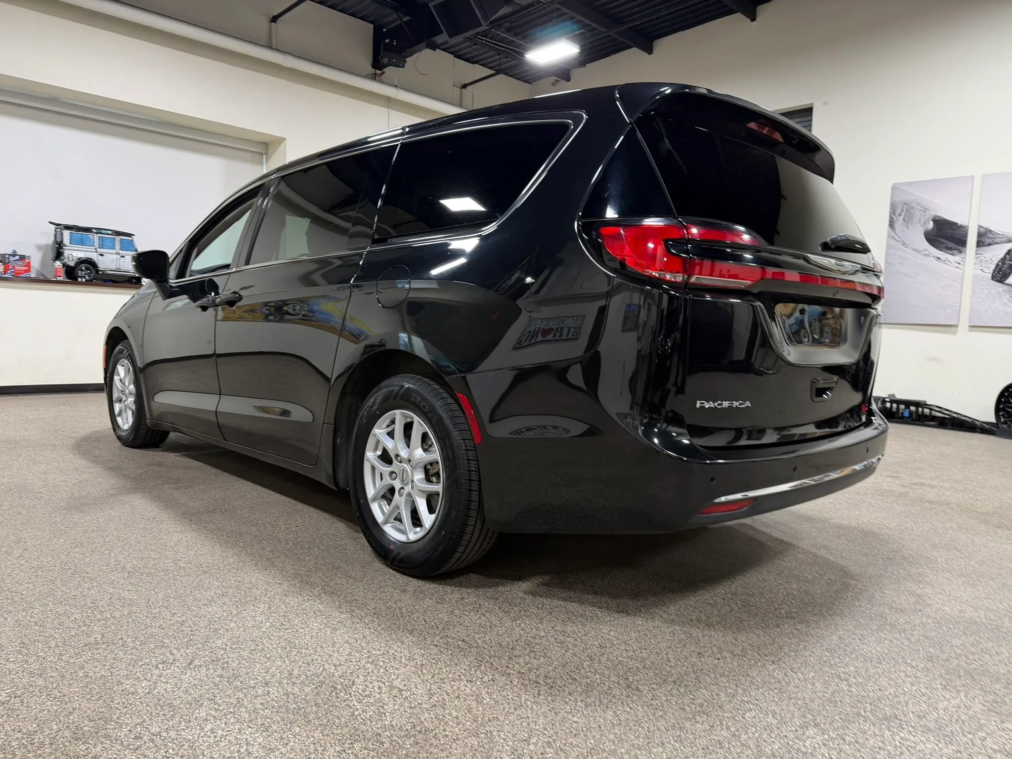 Used 2023 Chrysler Pacifica Touring-L FWD image 7