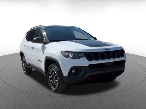 Used 2025 Jeep Compass Trailhawk image 2