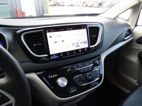 Used 2023 Chrysler Pacifica Touring-L image 29