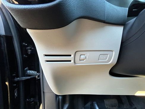 Used 2020 Volvo XC40 T4 Momentum w/ Premium Package image 20