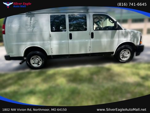 Used 2017 Chevrolet Express 2500 RWD image 5
