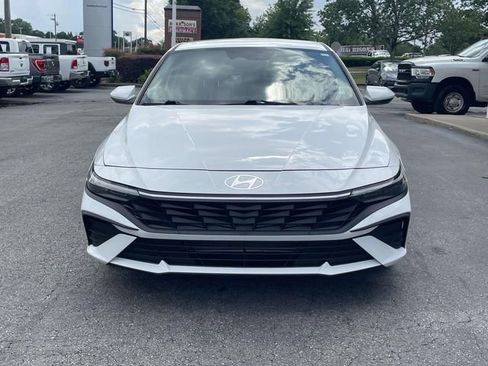 Used 2024 Hyundai Elantra SE FWD image 2