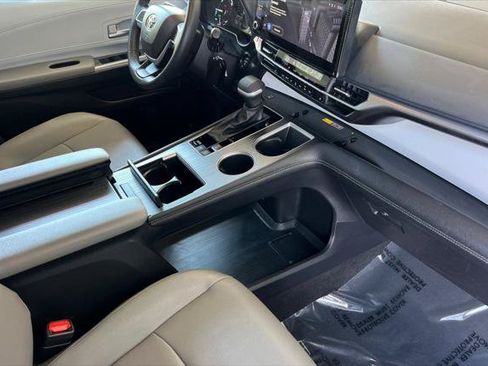 Certified 2025 Toyota Sienna XLE FWD image 18
