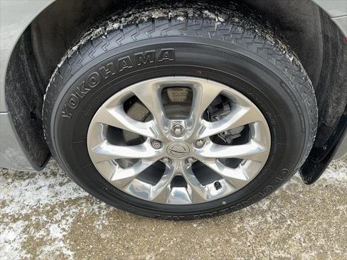 Certified 2022 Chrysler Pacifica Touring-L image 9