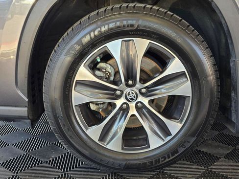 Used 2022 Toyota Highlander XLE AWD/4WD image 10