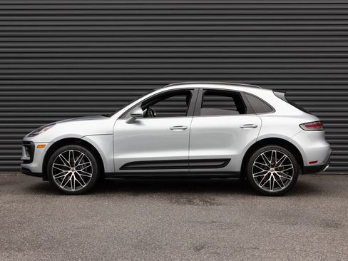 Certified 2025 Porsche Macan AWD/4WD image 2