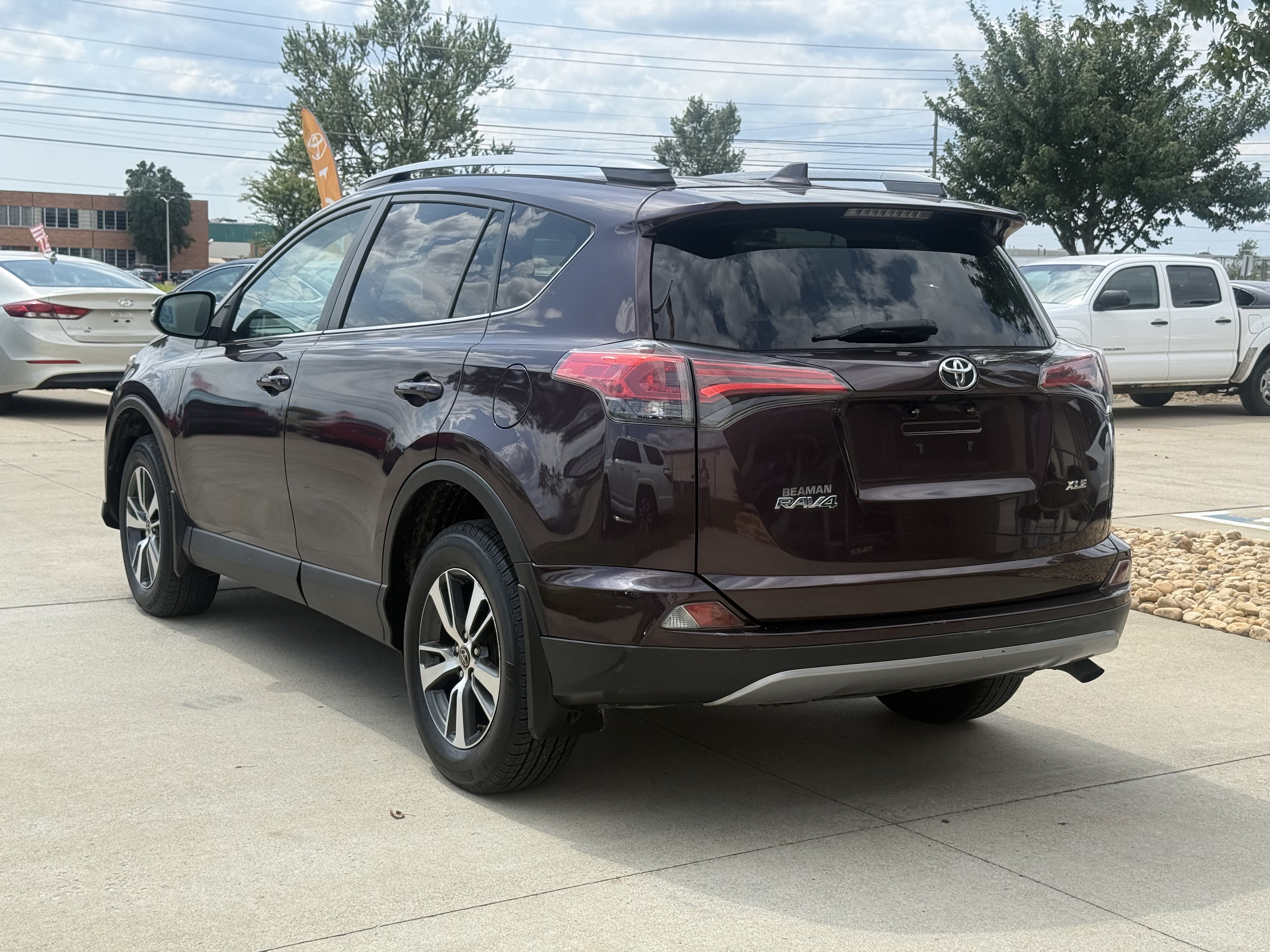 Used 2017 Toyota RAV4 XLE FWD image 5