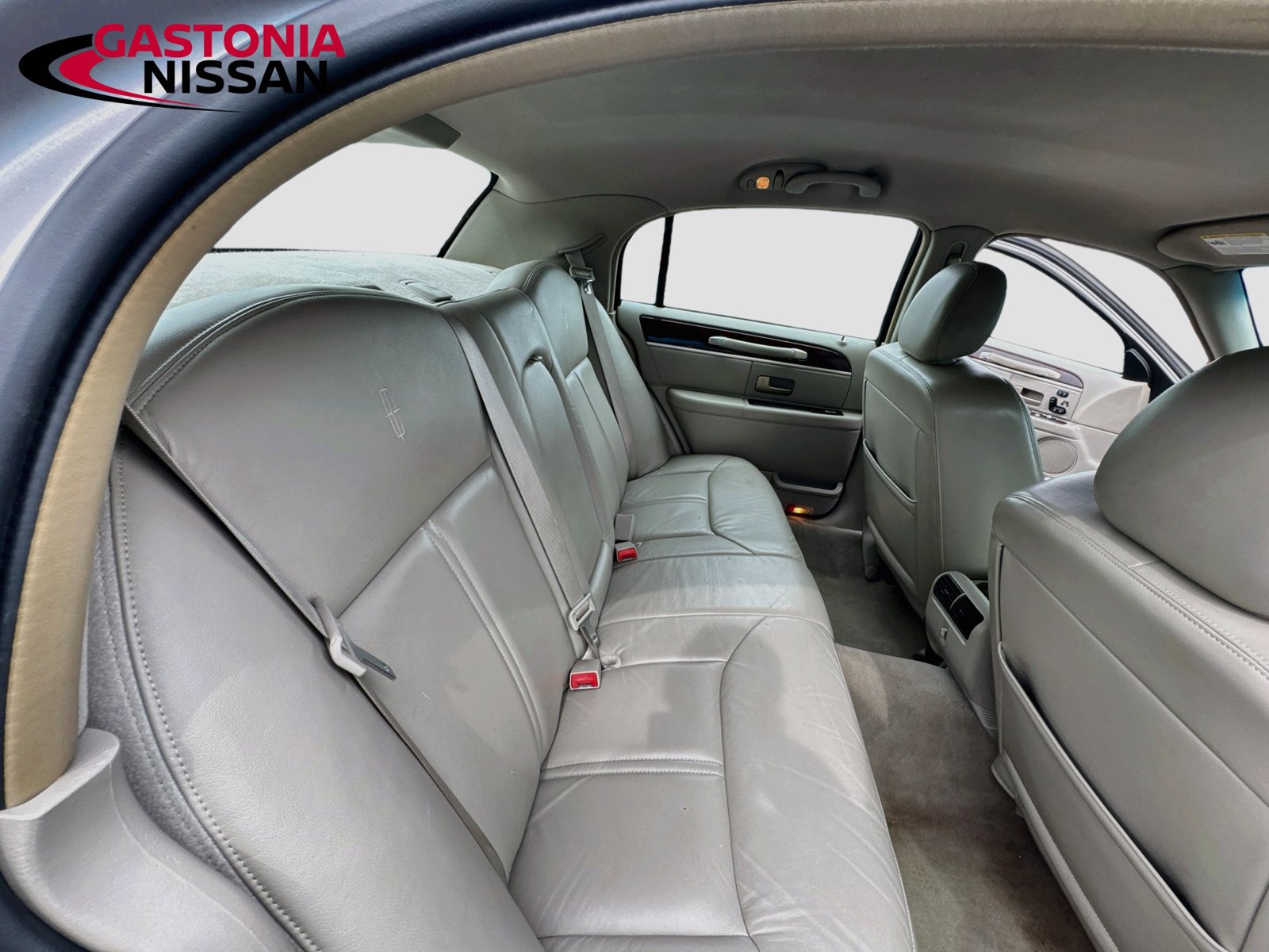 Used 2008 Lincoln Town Car Signature Limited RWD image 25