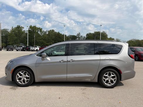 Used 2017 Chrysler Pacifica Touring-L w/ Tire & Wheel Group FWD image 12