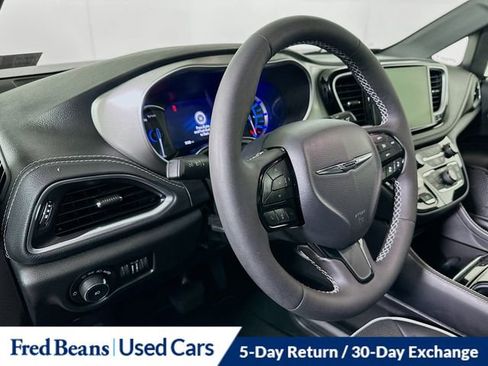 Used 2023 Chrysler Pacifica Limited w/ S Appearance Package image 11