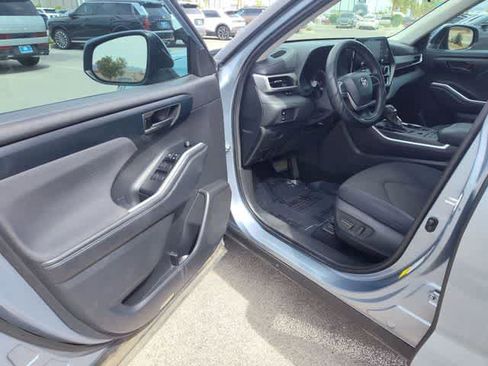 Used 2022 Toyota Highlander LE AWD/4WD image 10