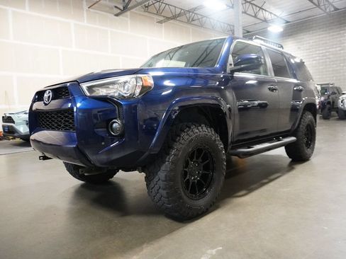 Used 2018 Toyota 4Runner SR5 AWD/4WD image 2