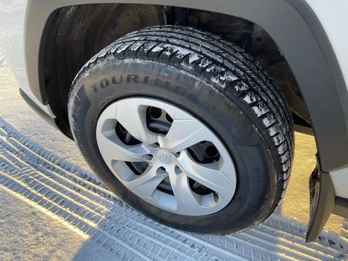 Used 2021 Toyota RAV4 LE image 8