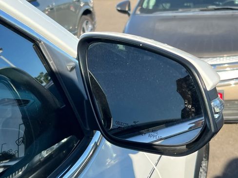 Used 2019 Toyota Highlander XLE AWD/4WD image 16