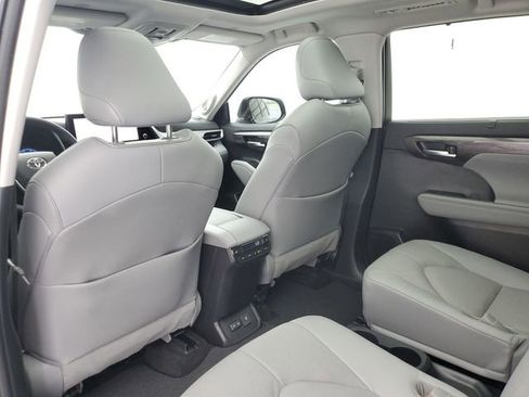 Used 2023 Toyota Highlander Platinum image 15