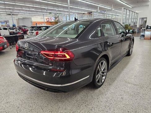 Used 2018 Volkswagen Passat 2.0T R-Line w/ R-Line Lighting Package FWD image 5