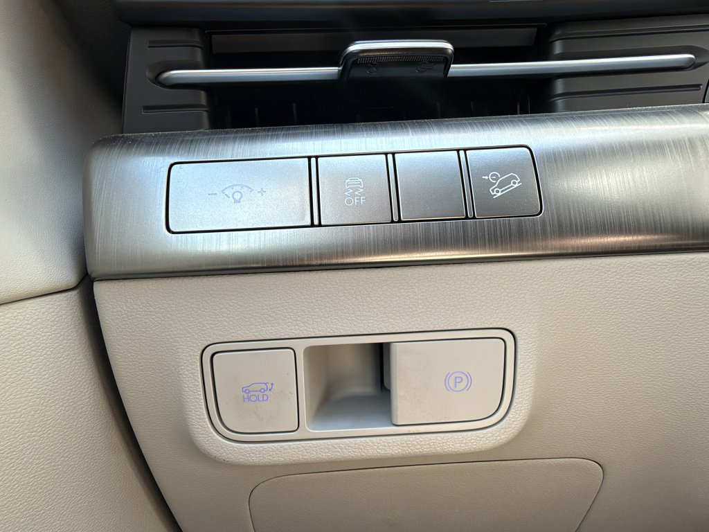 Used 2024 Hyundai Kona Limited FWD image 29