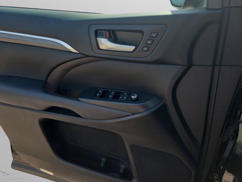 Used 2018 Toyota Highlander Limited FWD image 18