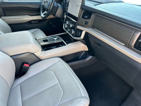 Used 2024 Ford Expedition Limited image 17