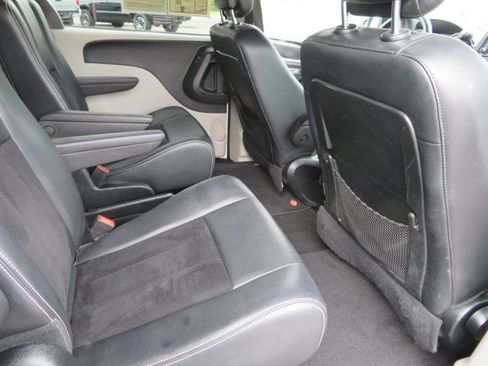 Used 2018 Dodge Grand Caravan SXT image 19