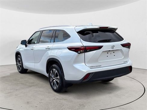 Used 2024 Toyota Highlander XLE image 3