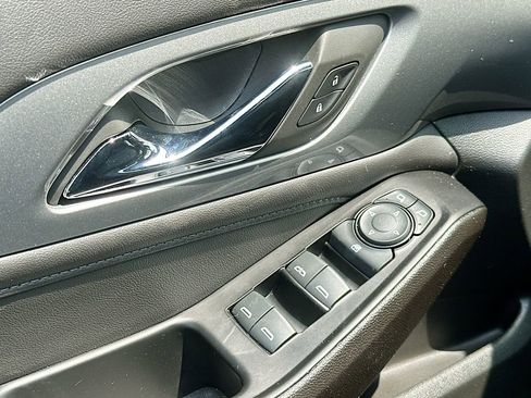 Used 2023 Chevrolet Traverse LT image 21