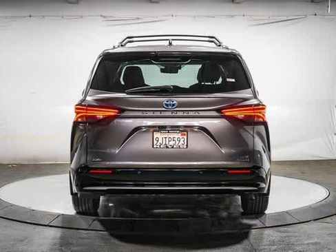 Certified 2023 Toyota Sienna Platinum image 4