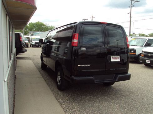 Used 2018 Chevrolet Express 2500 w/ Driver Convenience Package RWD image 5