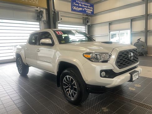 Used 2021 Toyota Tacoma TRD Sport w/ Technology Package AWD/4WD image 1