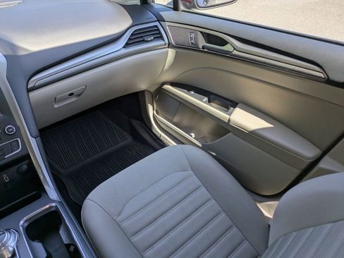 Used 2018 Ford Fusion SE w/ Fusion SE Technology Package image 15