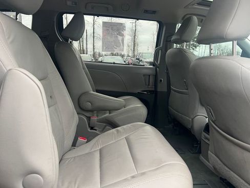 Used 2017 Toyota Sienna XLE w/ XLE Navigation Package image 16