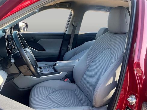 Used 2022 Toyota Highlander LE FWD image 6