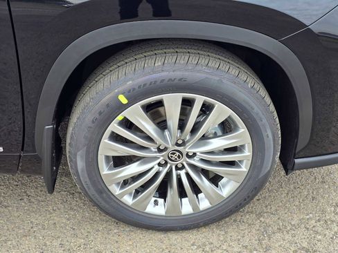 New 2026 Toyota Highlander Platinum image 10