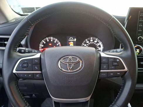 Used 2022 Toyota Highlander LE image 19