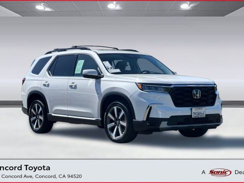 Used 2023 Honda Pilot Touring image 1
