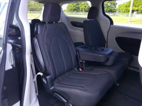 Used 2017 Chrysler Pacifica LX FWD image 70