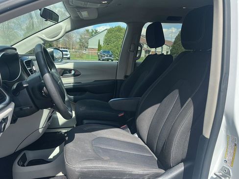 Used 2022 Chrysler Voyager LX image 9