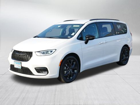 Used 2024 Chrysler Pacifica Touring-L w/ Uconnect Theater Family Group image 3