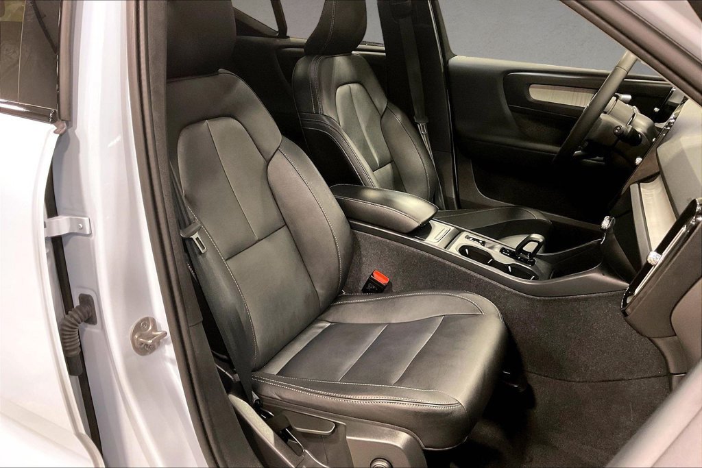 Certified 2024 Volvo XC40 B5 Core AWD/4WD image 30