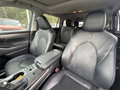 Used 2023 Toyota Highlander Limited FWD image 8
