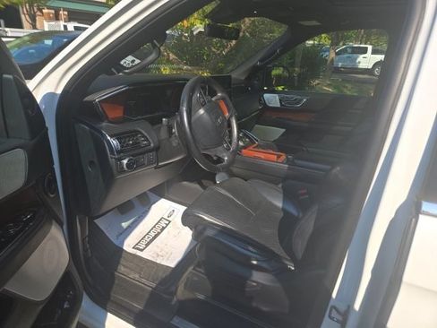 Used 2020 Lincoln Navigator L Reserve w/ Luxury Package AWD/4WD image 3